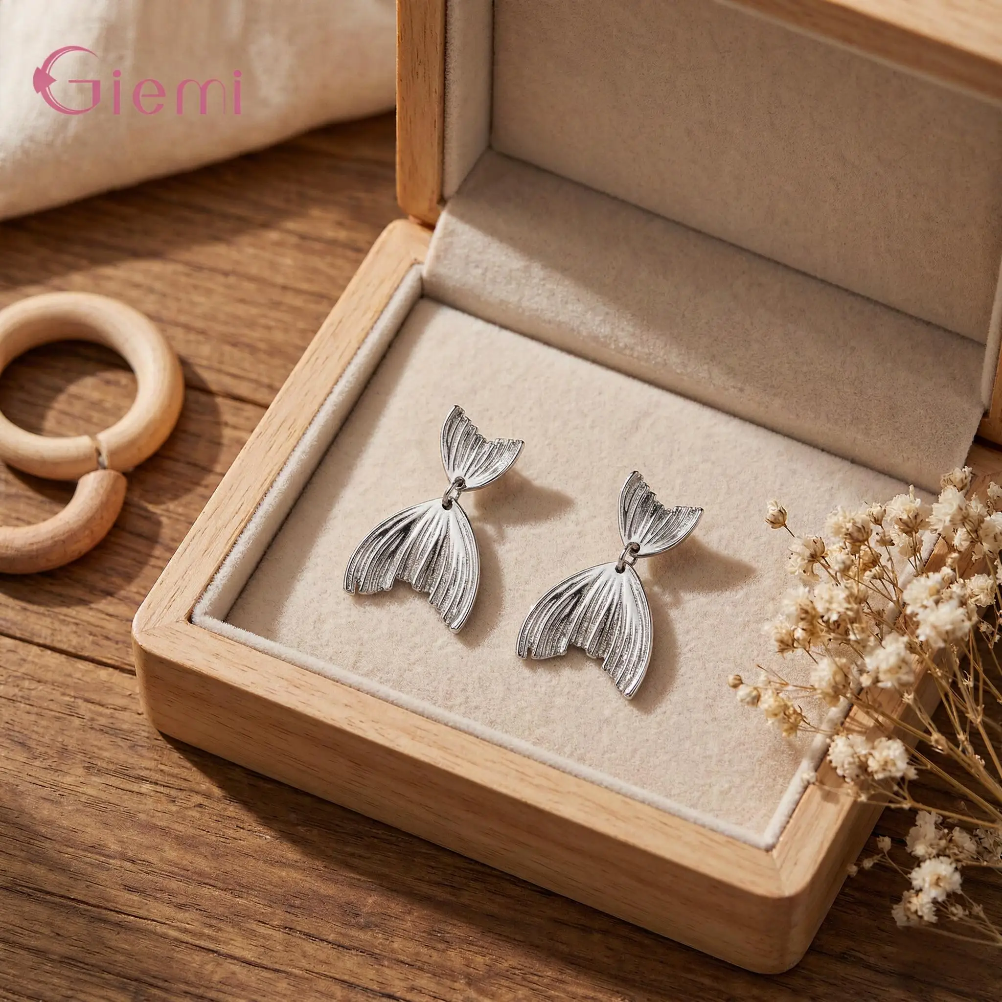 Vintage Pretty 18k Gold Plated Fish Tail Shape Frosted Metal Stud Earrings For Women Girls Anniversary Party Jewelry Gifts