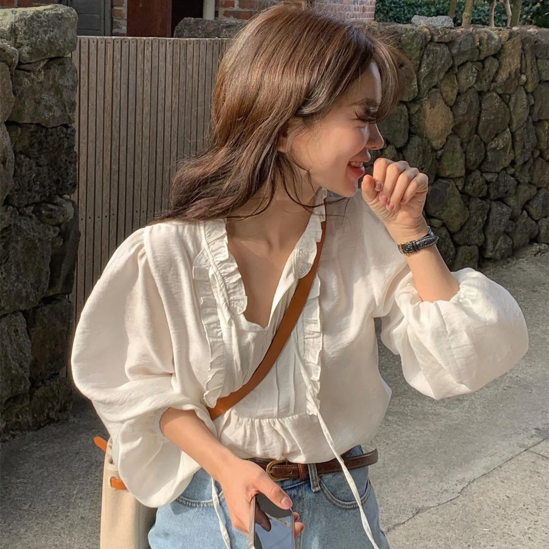 เสื้อผ้าสไตล์ชิคสำหรับต้นฤดูใบไม้ผลิ ดีไซน์เรียบหรู คอวี แต่งเข็มขัด ตัดต่อผ้าลายไม้ ทรงหลวม สีพื้น