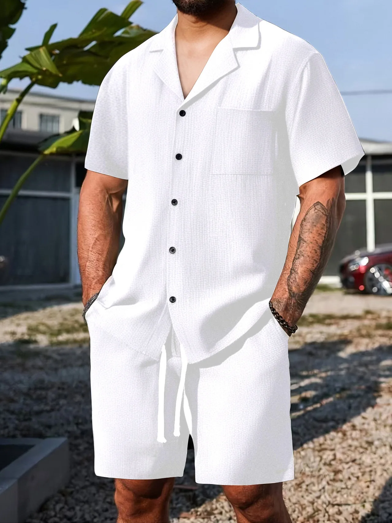 Mehrfarbiges, vielseitiges, neues Herren-Sommer-Set aus einfarbigem Kurzarmhemd und Shorts, locker und lässig, mit Knöpfen.