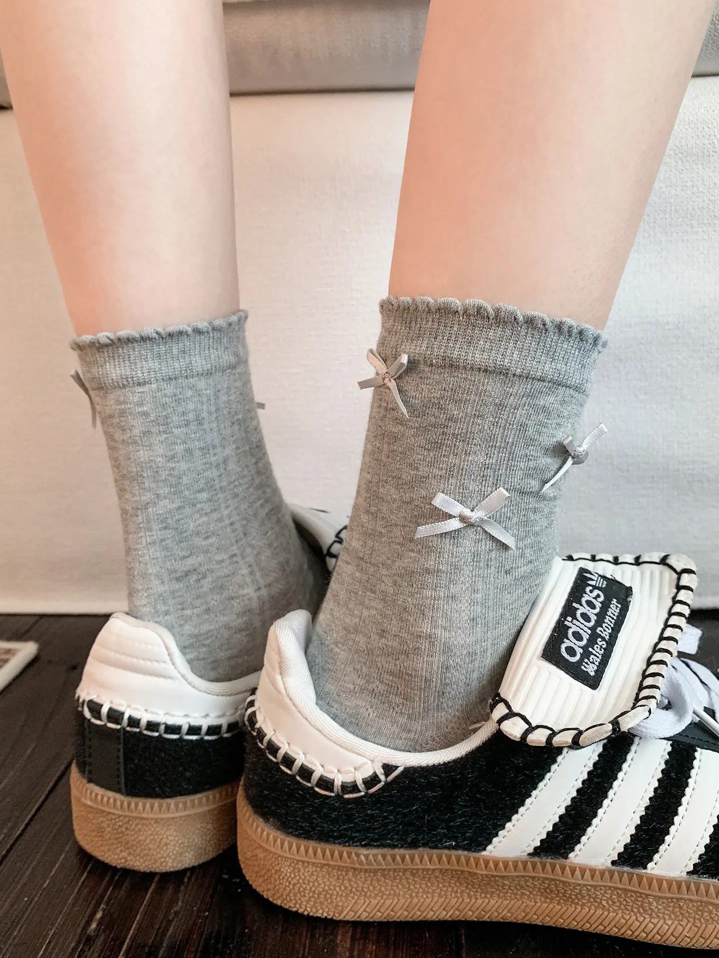 meias-femininas-cinza-de-cano-medio-finas-e-respiraveis-com-detalhe-de-no-e-efeito-ondulado-estilo-ballet-miu-acima-do-joelho-estilo-japones-para-verao