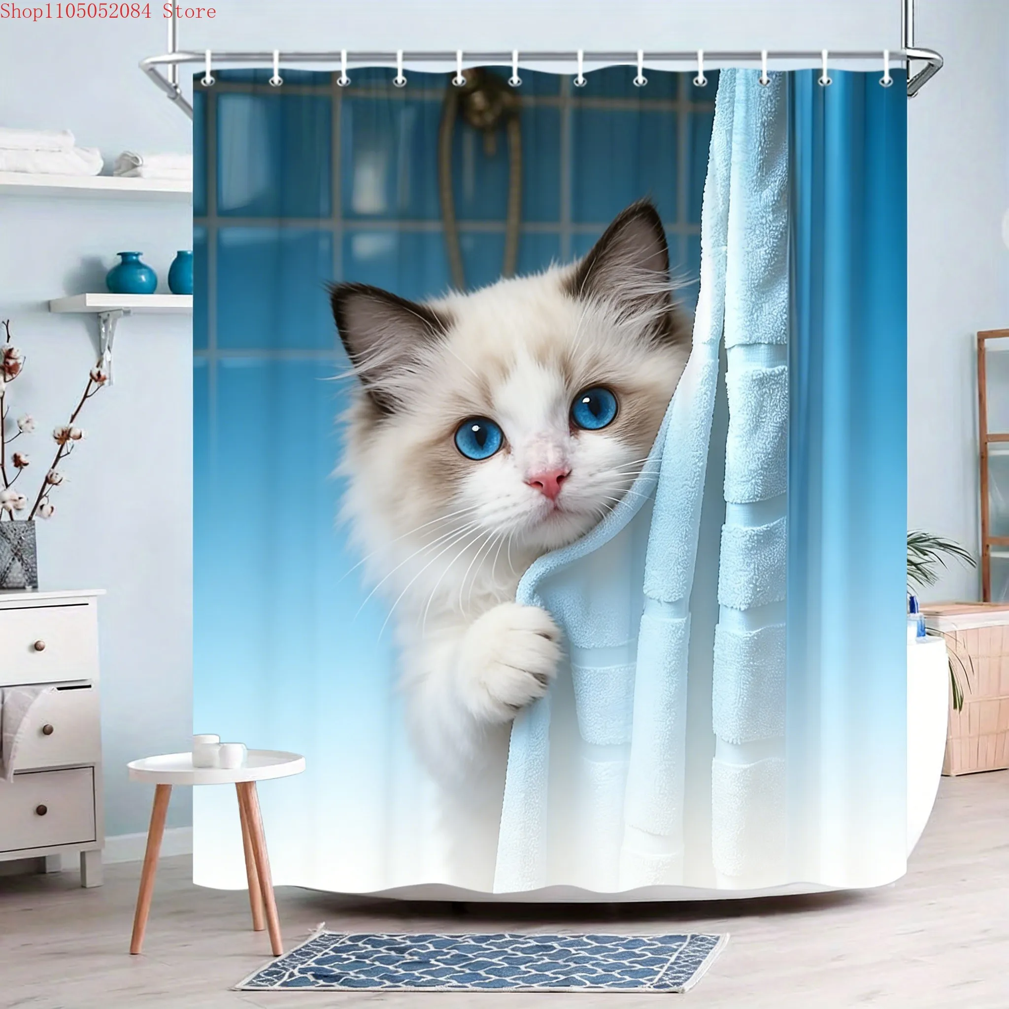 Niedliche Ragdoll-Katze, die aus einem Handtuch spähend beobachtet, wasserdichter Duschvorhang mit blauem Farbverlauf