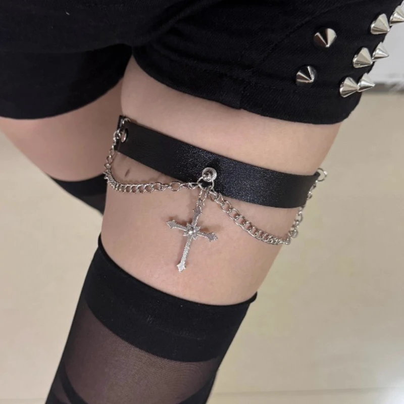 القوطية الشرير الساق الفرقة الأسود الجلود الأربطة الفضة عبر سلسلة حجر الراين قابل للتعديل الساق الدائري للنساء الرجال تأثيري ارتداء اليومي