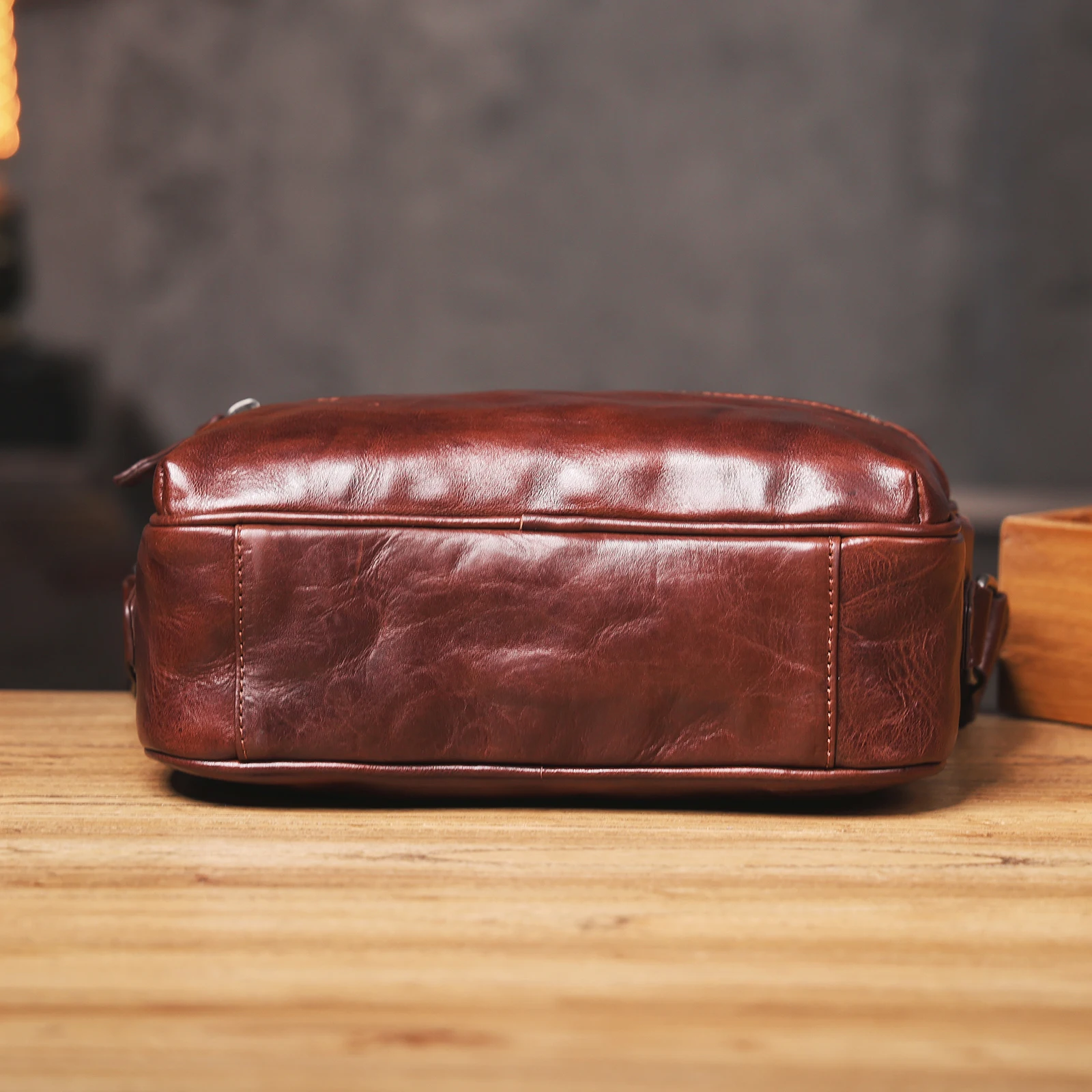 Echte Leder-Umhängetasche für Herren, einfache Rindsledertasche, hochwertiges, pflanzlich gegerbtes Leder, modischer Casual-Stil. – Detail 22