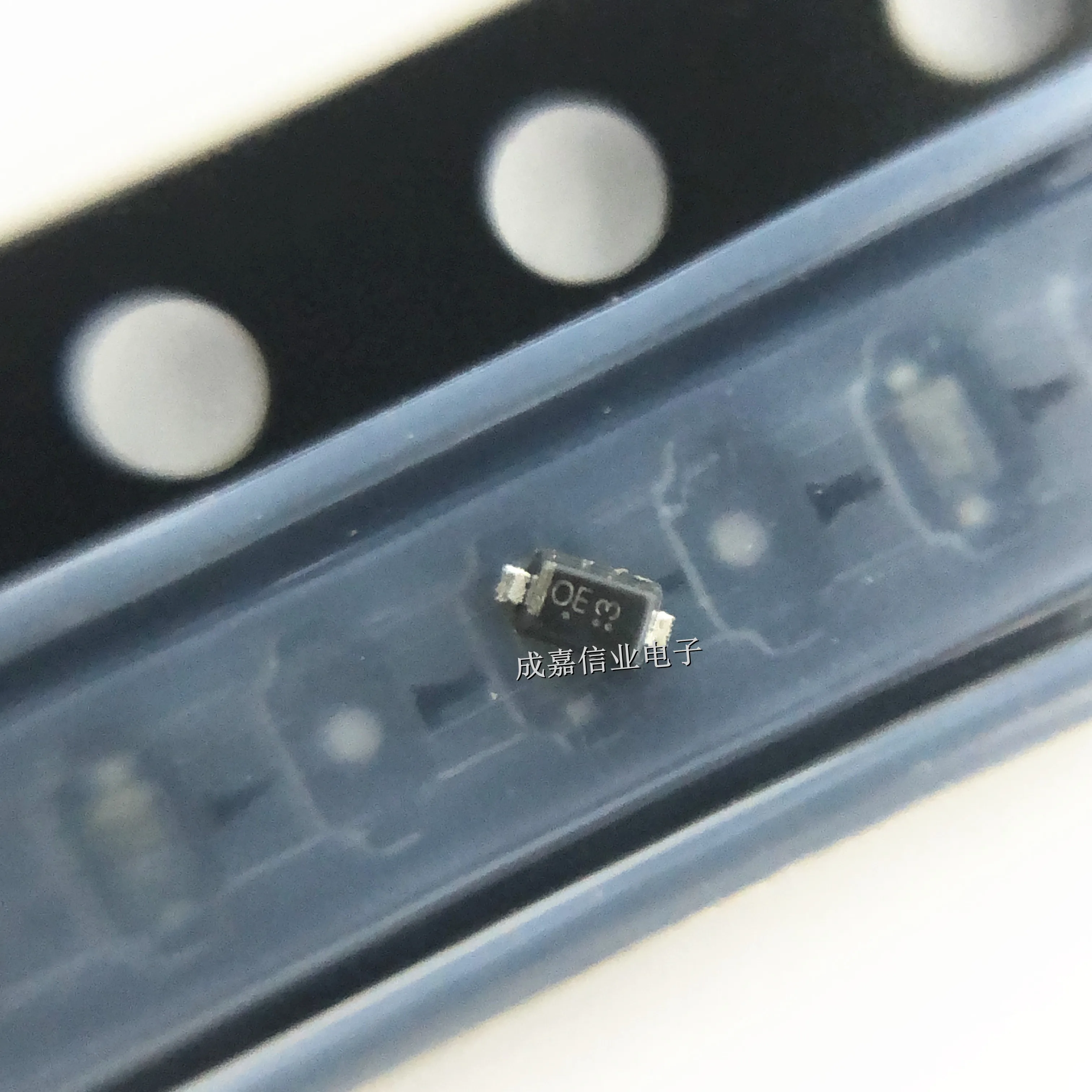 

100pcs/Lot LM5Z6V2T1G SOD-523-2 MARKING;0E Zener Diode 200mW 6.2V 10Ω Operating Temperature:-65℃~+150℃