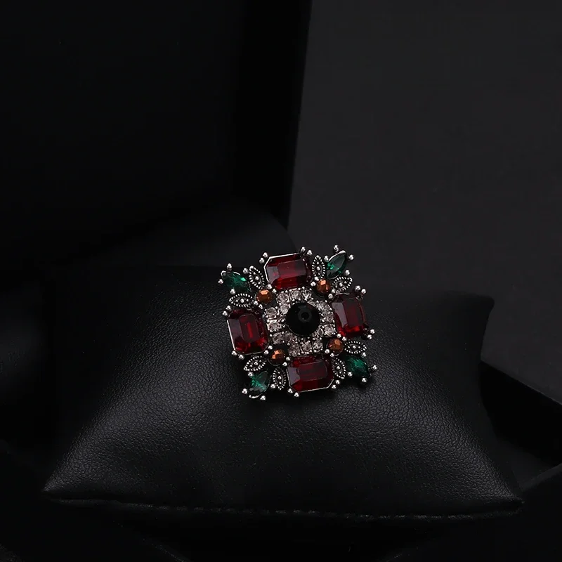 Retro Crystal Geometric Square All-Match Small Brooch Suit Corsage Accessory Korean Luxury High-End Sweater Neckline Pin Jewelry