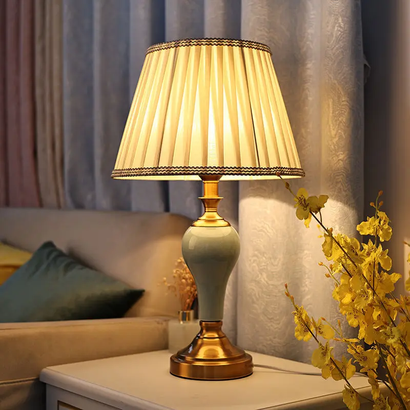 

Table lamp light luxury, high sense modern simplicity American retro wedding room bedside table lamp decoration