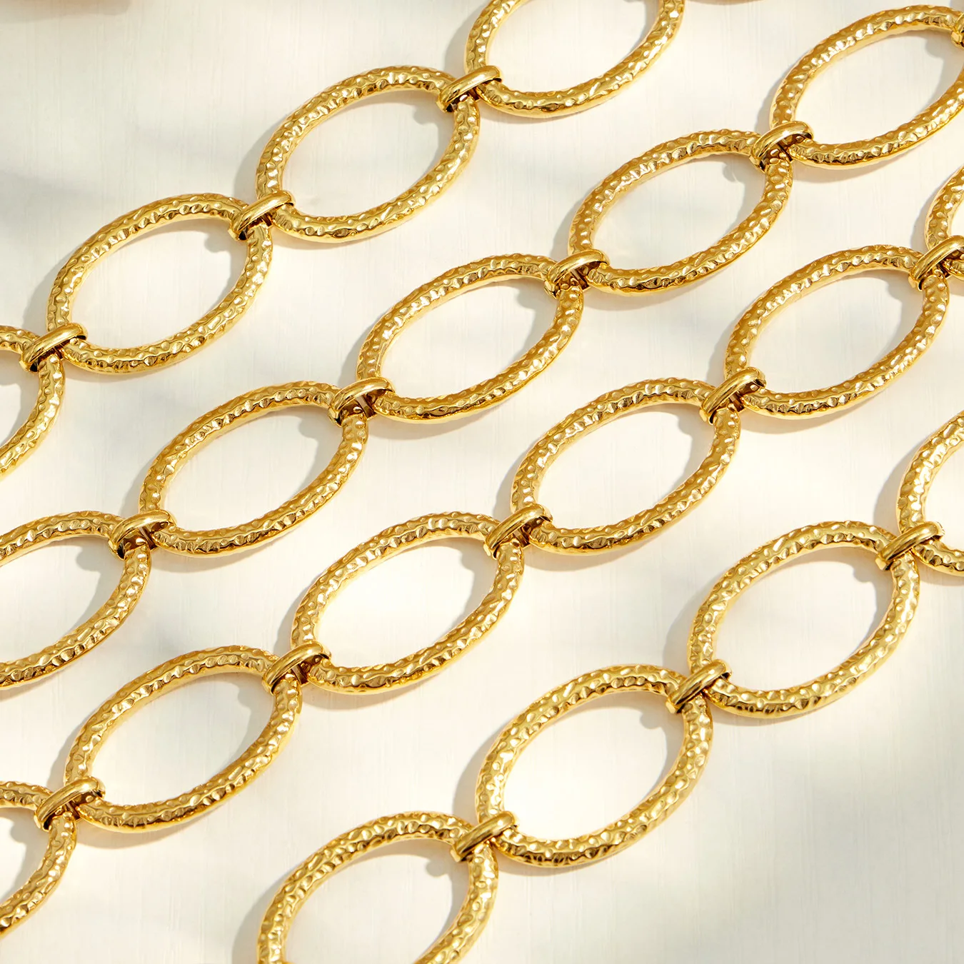 Strukturierte Ovale Ketten-Halskette und Armband Set aus Edelstahl, 18k Vergoldet für Damen – Detail 13