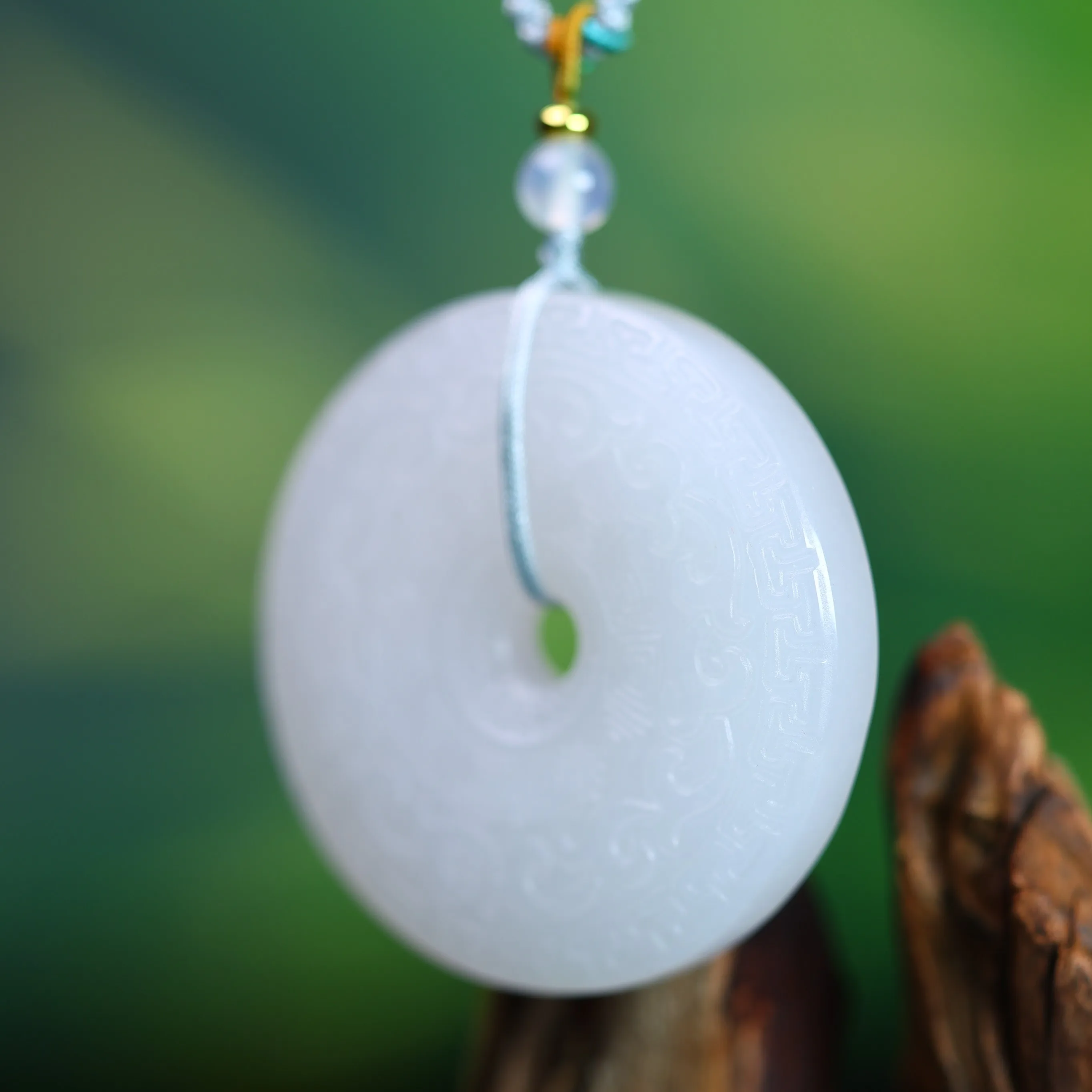 

Изысканный нефритовый кулон-петля с золотой нитью для мужчин и женщин, символизирующий бесконечный цикл жизни, — идеальный подарок для семьи.