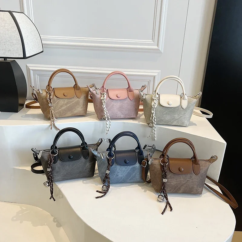 Elegancka torebka damska w stylu vintage, skórzana torba typu tote, klasyczna damska torba na ramię z mosiężnymi nóżkami i górnym uchwytem.