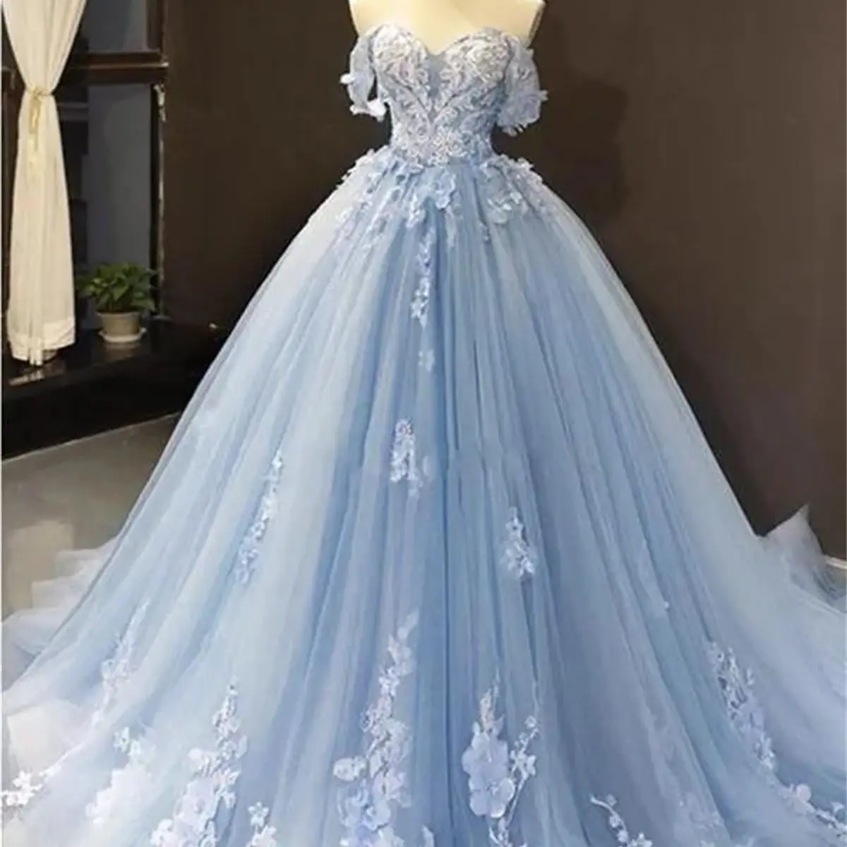 

Real Image Princess Quinceanera Dresses A Line Off Shoulder Lace 3D Applique Sweet Gowns Sweep Train Backless Prom Party Gowns