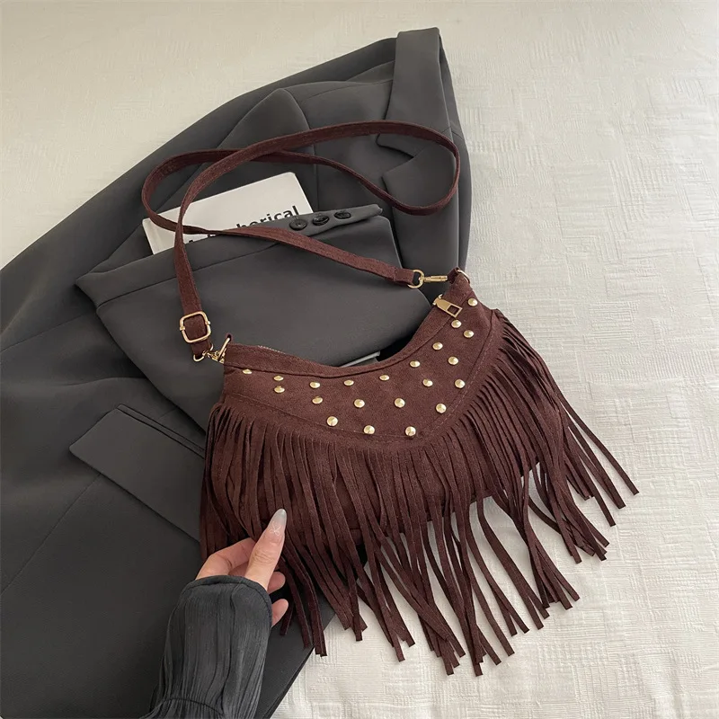 Retro Wildleder-Fransen-Schultertasche mit Metallnieten, Halbmond-Unterarmtasche, Vintage-Tageslook für Konzerte – Detail 10