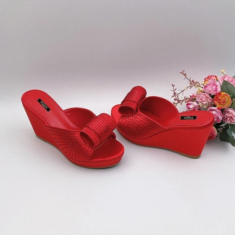 

Новые летние шлепанцы в европейском и американском стиле на танкетке с толстой подошвой, украшенные стразами