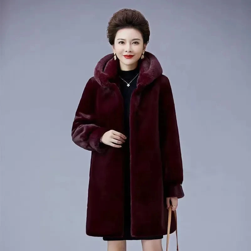 Inverno nuovo cappotto di pelliccia di imitazione femminile di mezza età e vecchia età intera pelliccia di visone erba Haining moda lungo cappotto con cappuccio in pelliccia di visone.