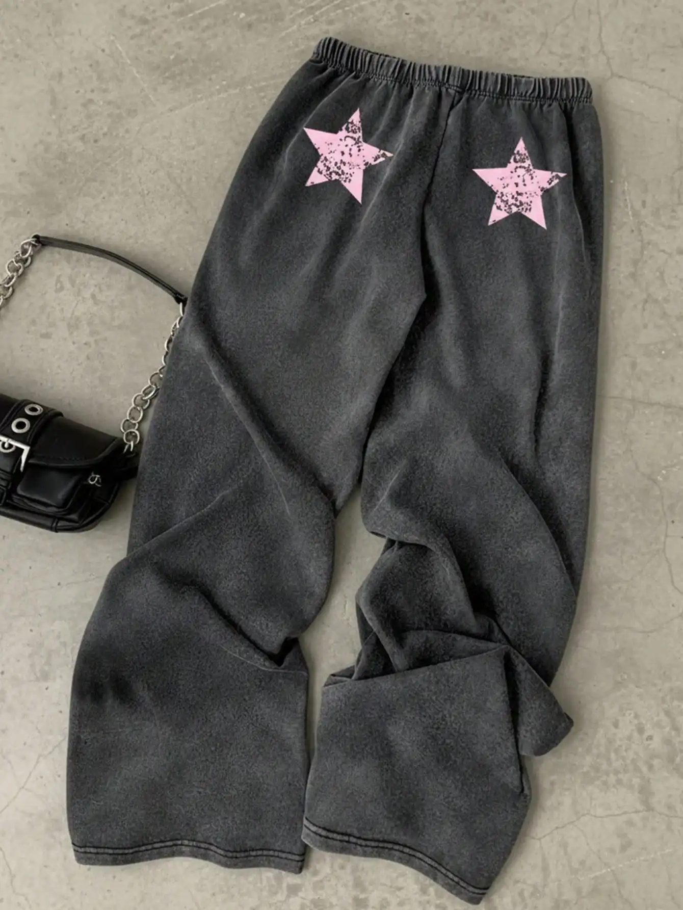 

Женские свободные широкие спортивные брюки черного цвета с принтом розовых звезд