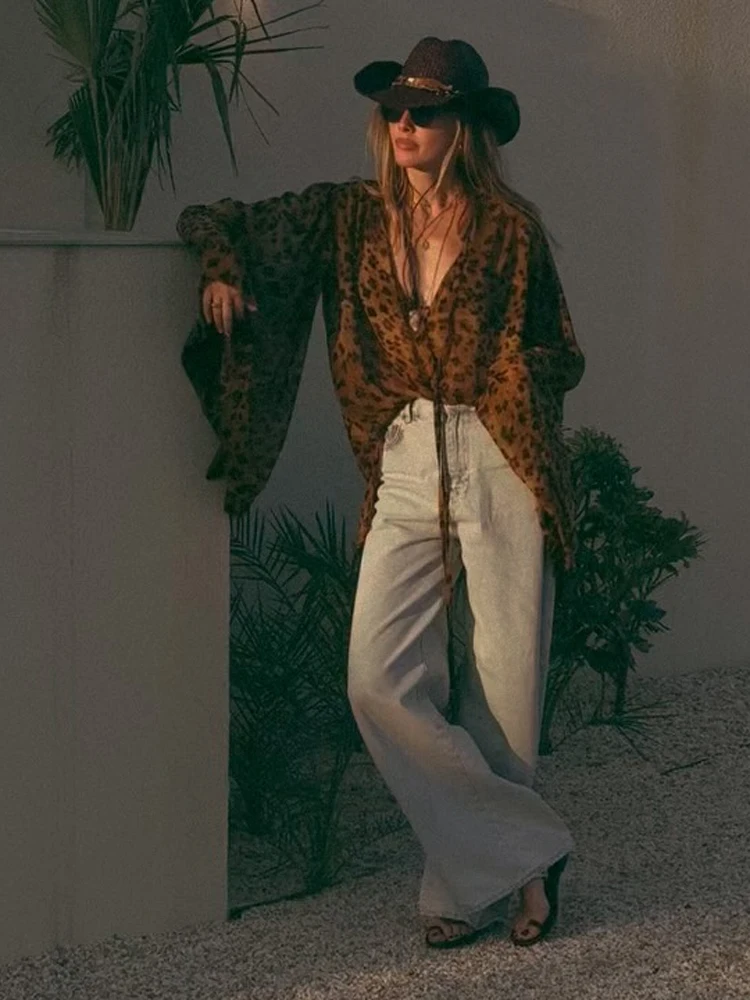 

Женская ретро-рубашка с леопардовым принтом, свободного кроя, модная, с V-образным вырезом, воротником-шарфом, расклешенными рукавами, укороченная блузка, весна 2026, женская рубашка в стиле Highstreet