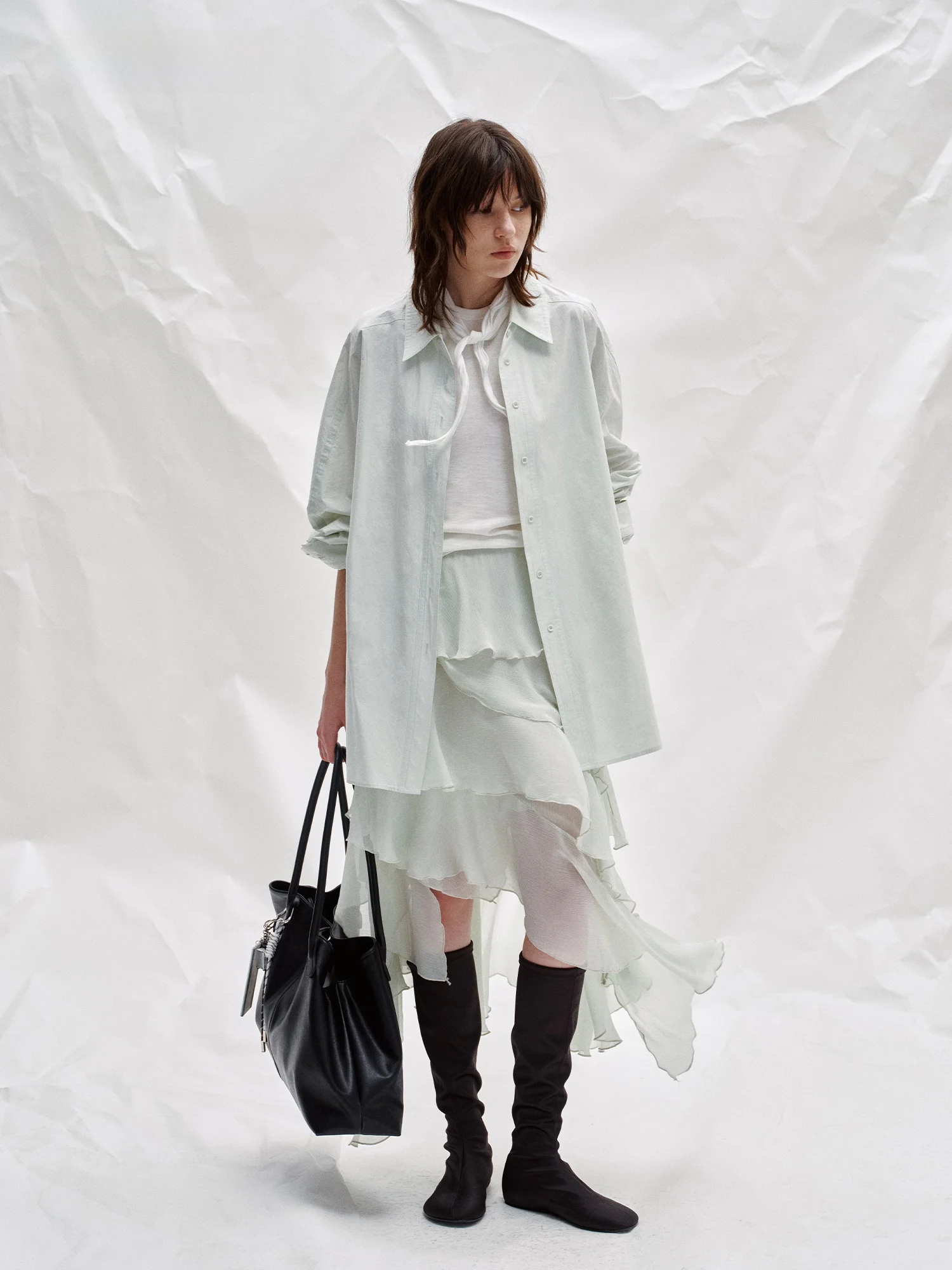 

Повседневная утягивающая верхняя одежда с текстурным силуэтом и драпировкой, из хлопка, с длинными рукавами и отложным воротником, M60355, Весна 2026