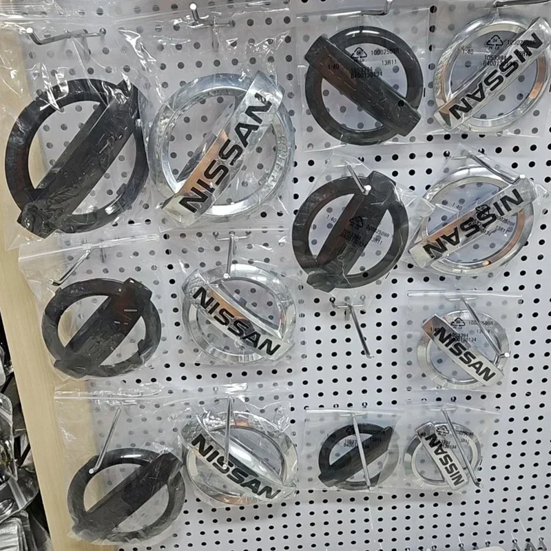 日産シルフィ,ジューク,ティダサニー,キャシュカイ,ティアナ,エクストレイル,5.8 cm, 8.8 cm, 10,11 cm, 13 cm用のフロントとリアのシルバーABSエンブレム14 cm, 15 cm, 16cm