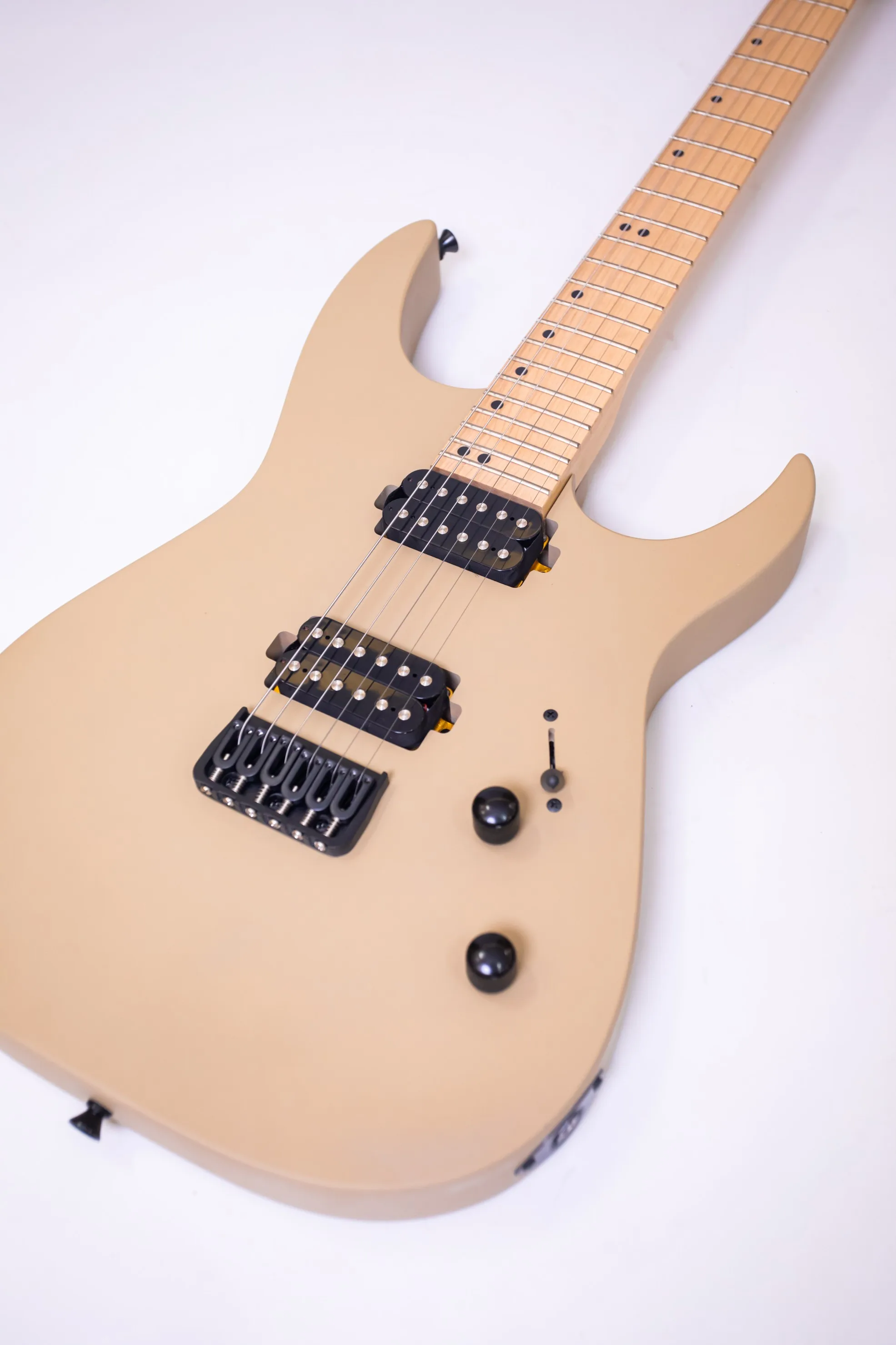 High-end custom, factory outlet, 6-string Okoume electric guitar, clean and creamy brown!Goods in stock!