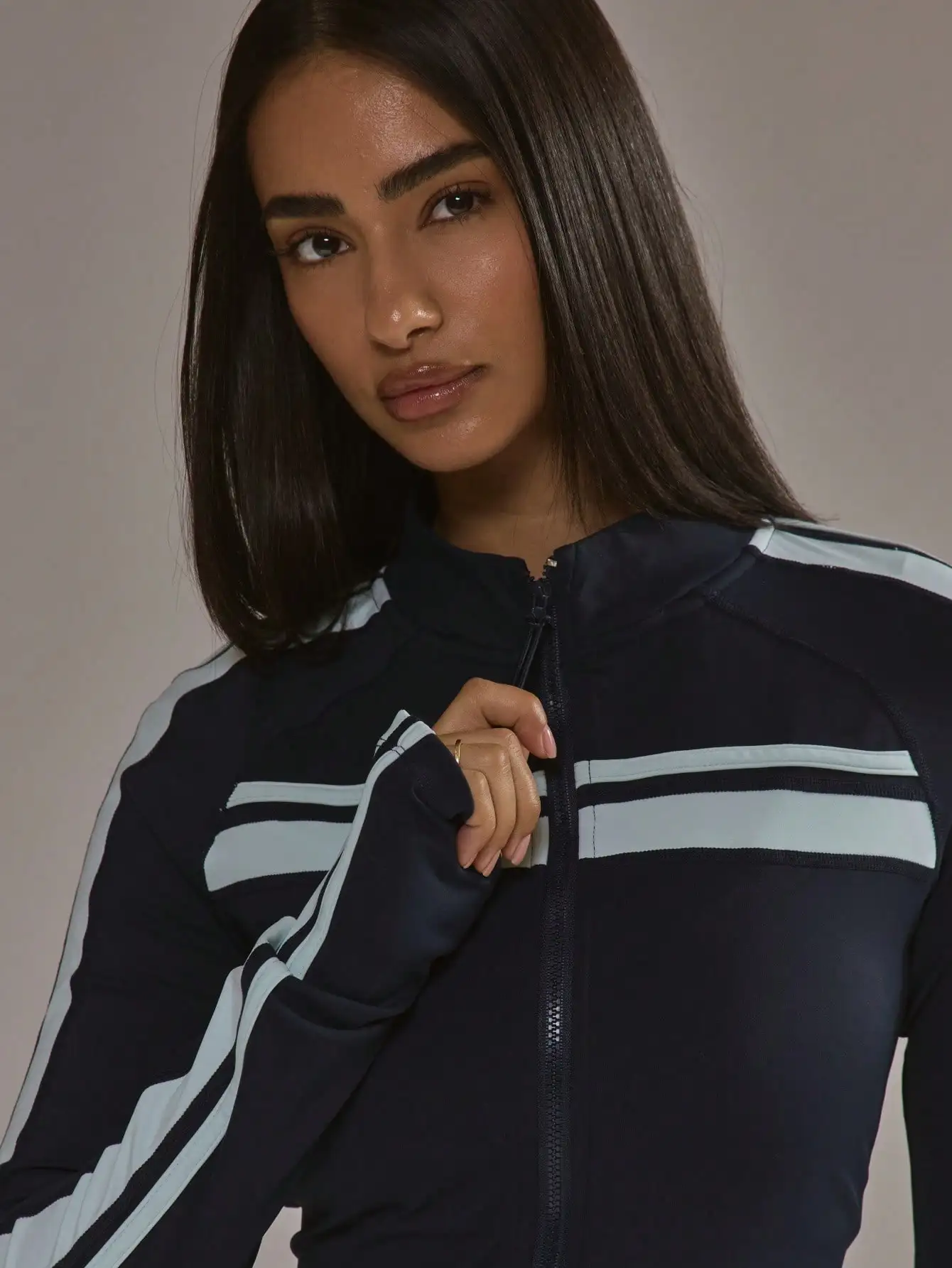 سترة رياضية نسائية بسحاب وتفاصيل مخططة، تصميم محدد للجسم مناسب للتمارين الرياضية والبادل في الخريف والشتاء