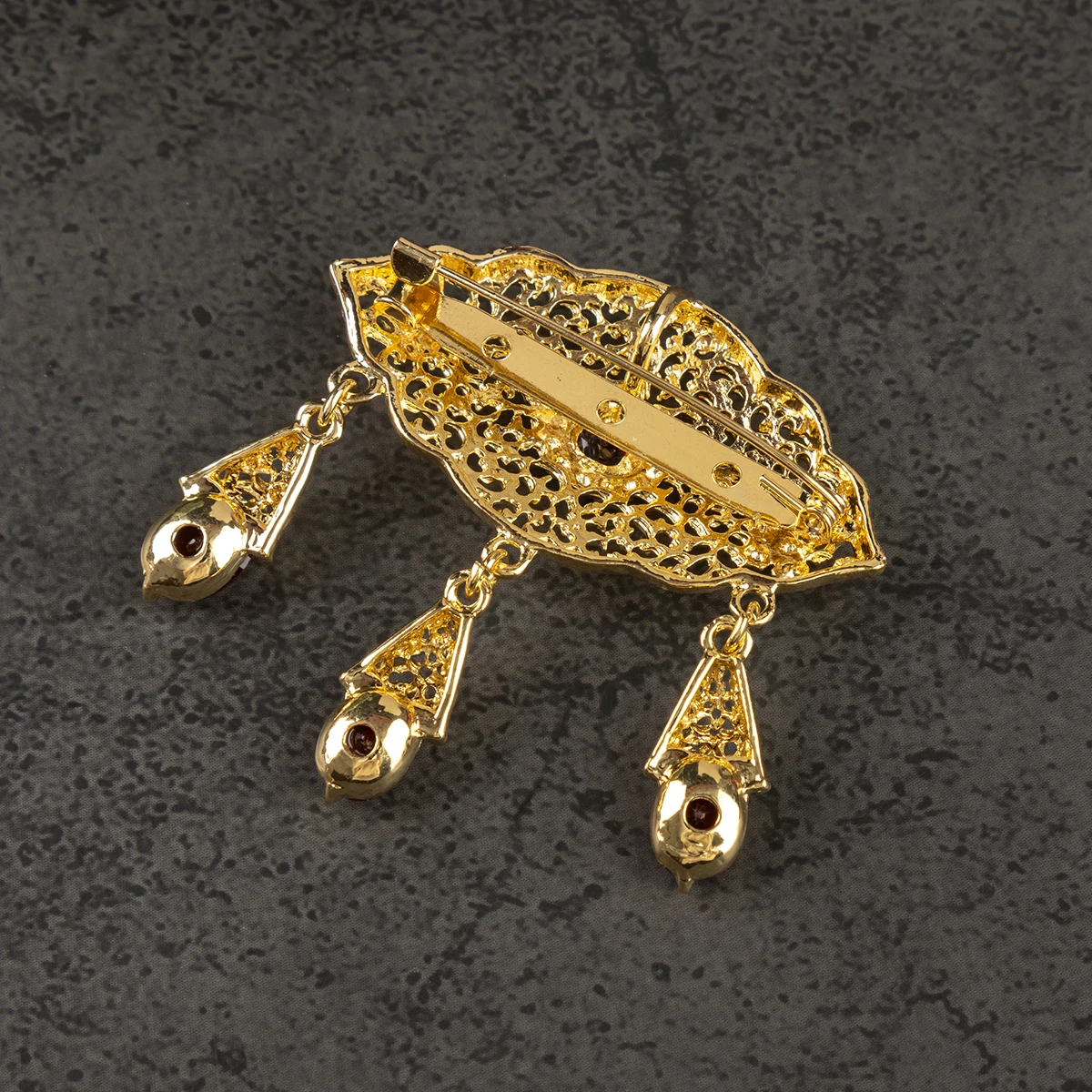 يتميز القلادة الصغيرة المستديرة المعدنية المجوفة بتصميم رائع ورائع وهو بروش للعروس المغربية الفاخرة