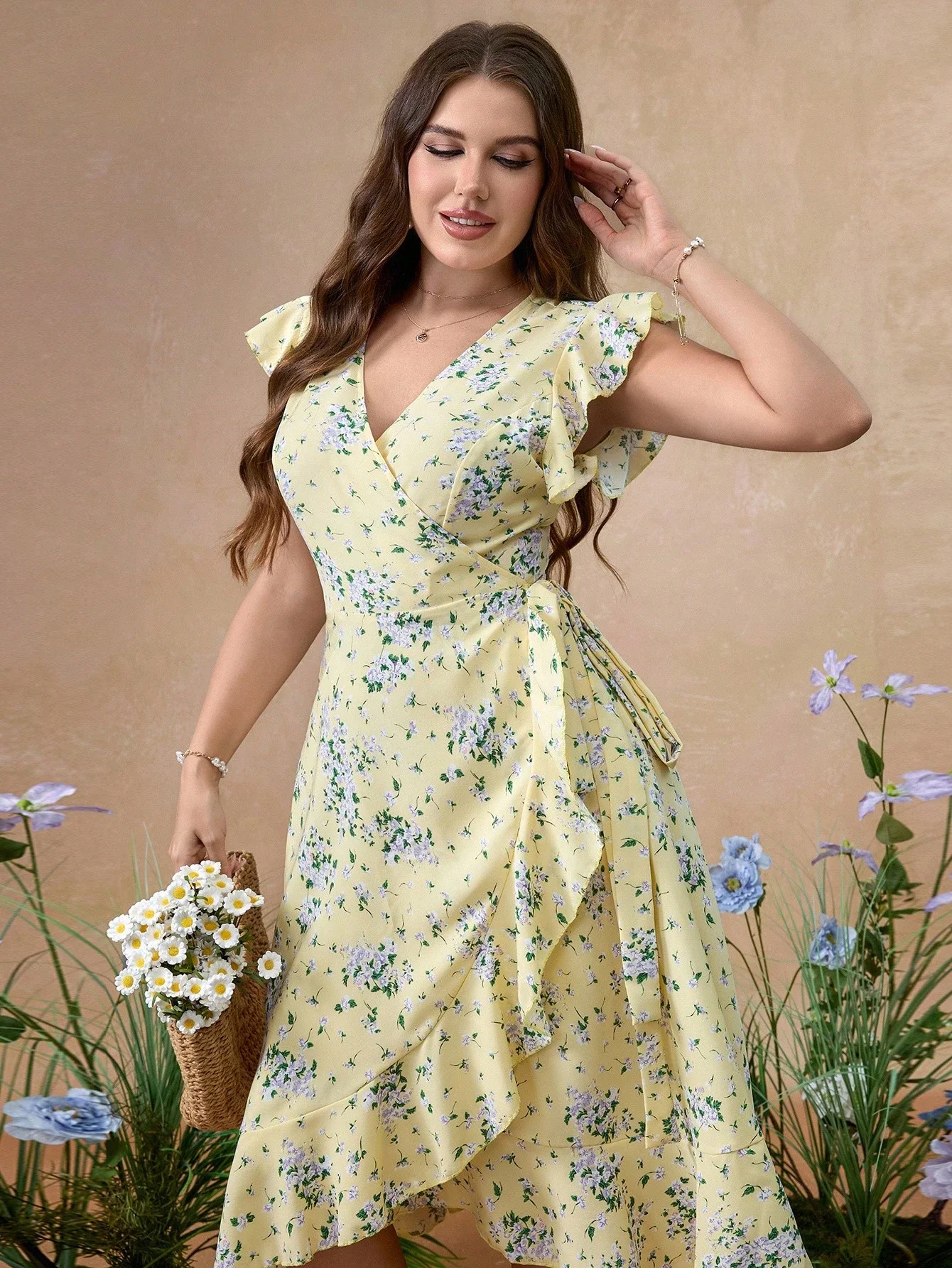 

Платье миди с цветочным принтом, рюшами, рукавами-крылышками, завышенной талией и расклешенным подолом