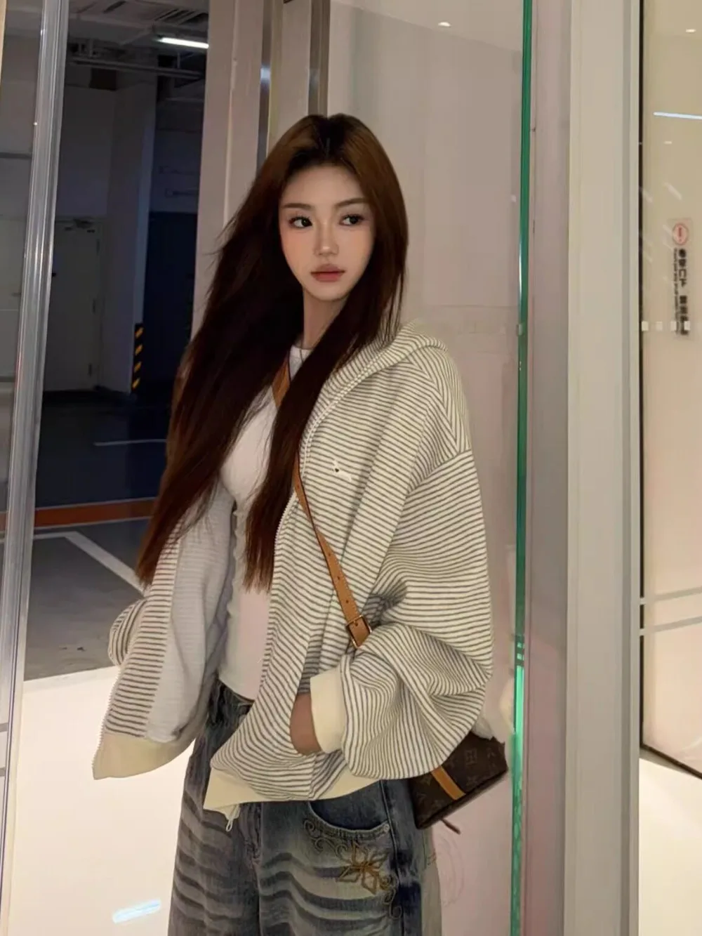 Herbst-Winter-Kurzjacke mit Reißverschluss für Damen, koreanischer, lässiger Stil, gestreifter Kapuzen-Cardigan, lockerer Schnitt, vielseitig einsetzbar, langärmelig, als Oberbekleidung geeignet. – Detail 4