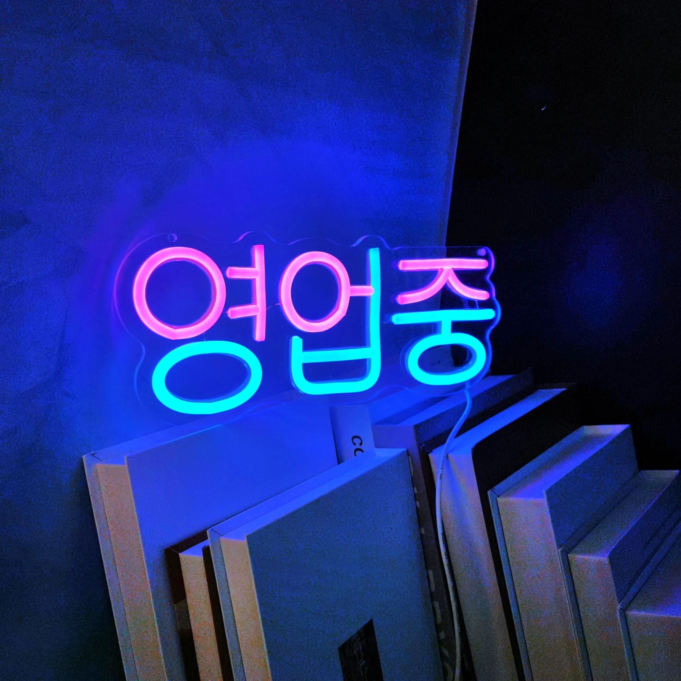 أضواء إشارة النيون LED الكورية من Enguppaciones - علامات الأعمال التي تعمل بمنفذ USB معلقة على الحائط LED لمتجر البار والمقهى وصالونات التجميل وديكور الحائط