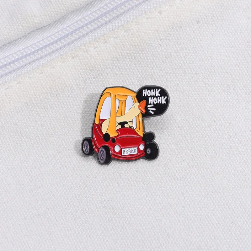 بروش كارتون إبداعي لحقيبة الظهر ، بطة لطيفة تقود سيارة ، أوزة هونك ، دبابيس مينا للحقيبة ، إكسسوارات هدايا