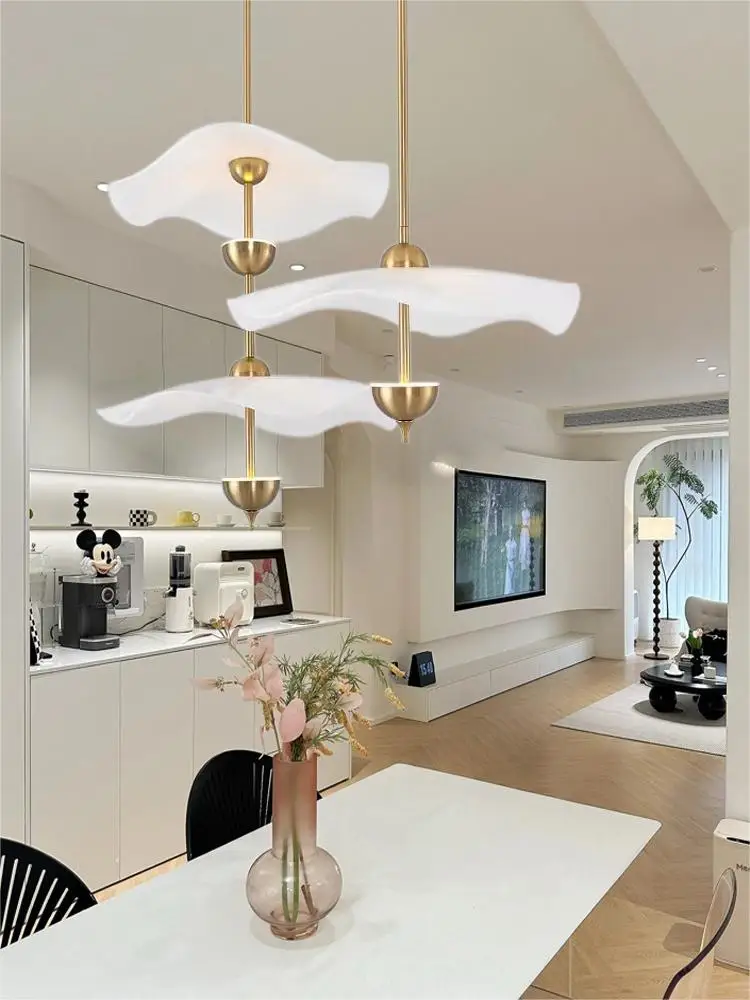 Minimalist Art Deco Sends Her Home appliance Modern Ceiling Pendant Lights With Lustre Flowers LED Lights In The Dining Room