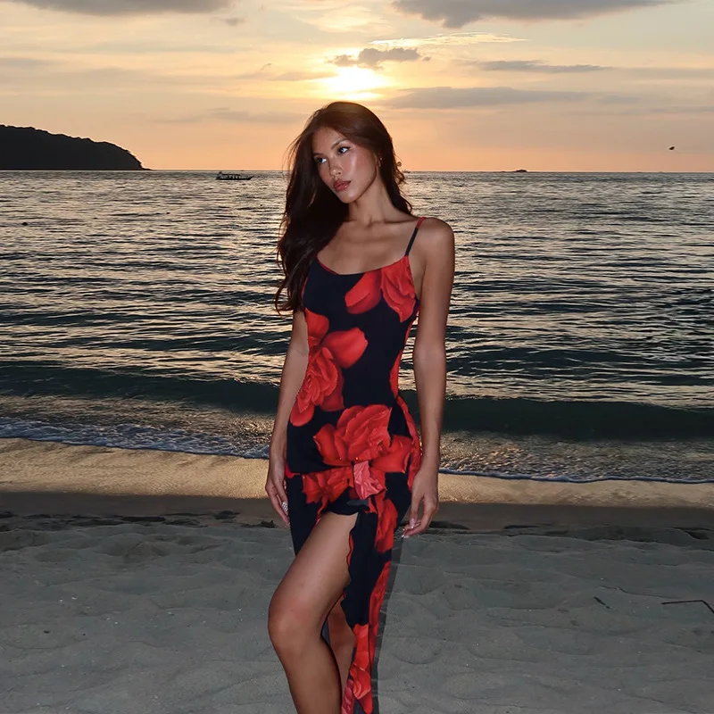 الأحمر الأزهار طباعة سبليت فستان طويل 2025 موضة جديدة السباغيتي الأشرطة تكدرت هيم Bodycon فساتين النساء الشاطئ ارتياد كامي فستان