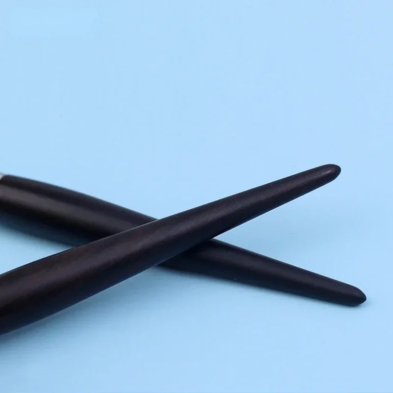1 pz Pennello per fard in pelo di capra Stippling Fard Evidenziatore Pennelli per contorno Pennello per trucco Polvere cosmetica Fioritura naturale