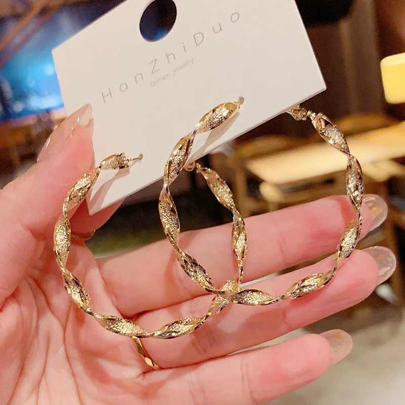 Korea Metallic Fashion Twisted Wave Large Circle Earrigns boucles d’oreilles y2k High Sense Earrings Trendy Round Hoop Jewelry