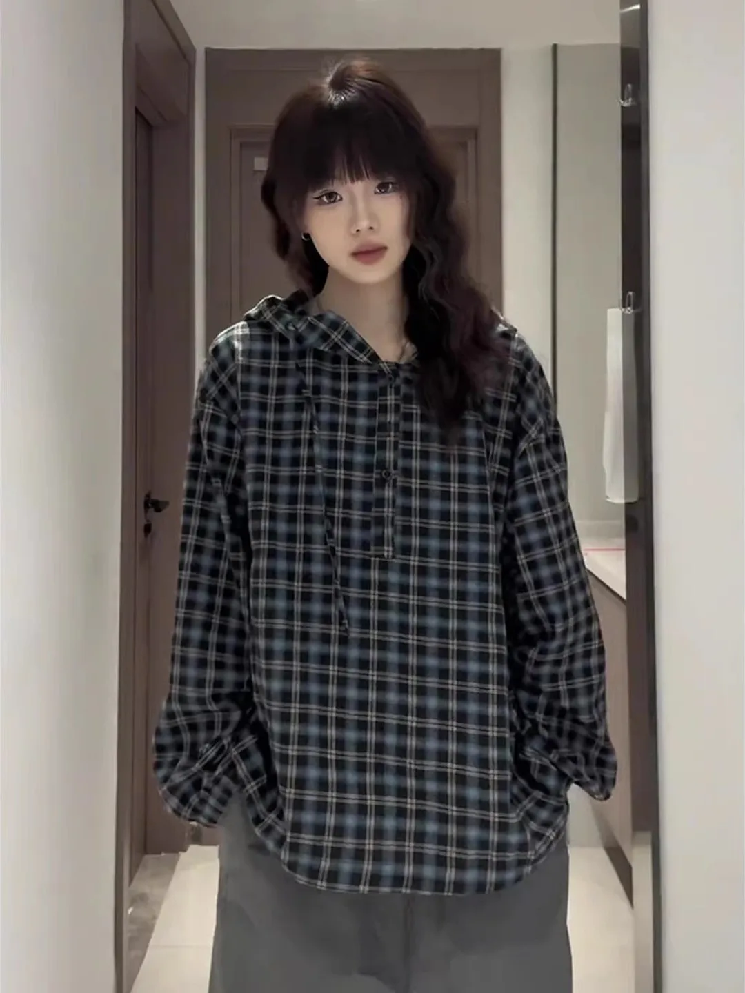 

Мужская рубашка-куртка с капюшоном в синюю клетку, весенний дизайн, свободный крой, с длинными рукавами, в американском стиле, из весенней коллекции.