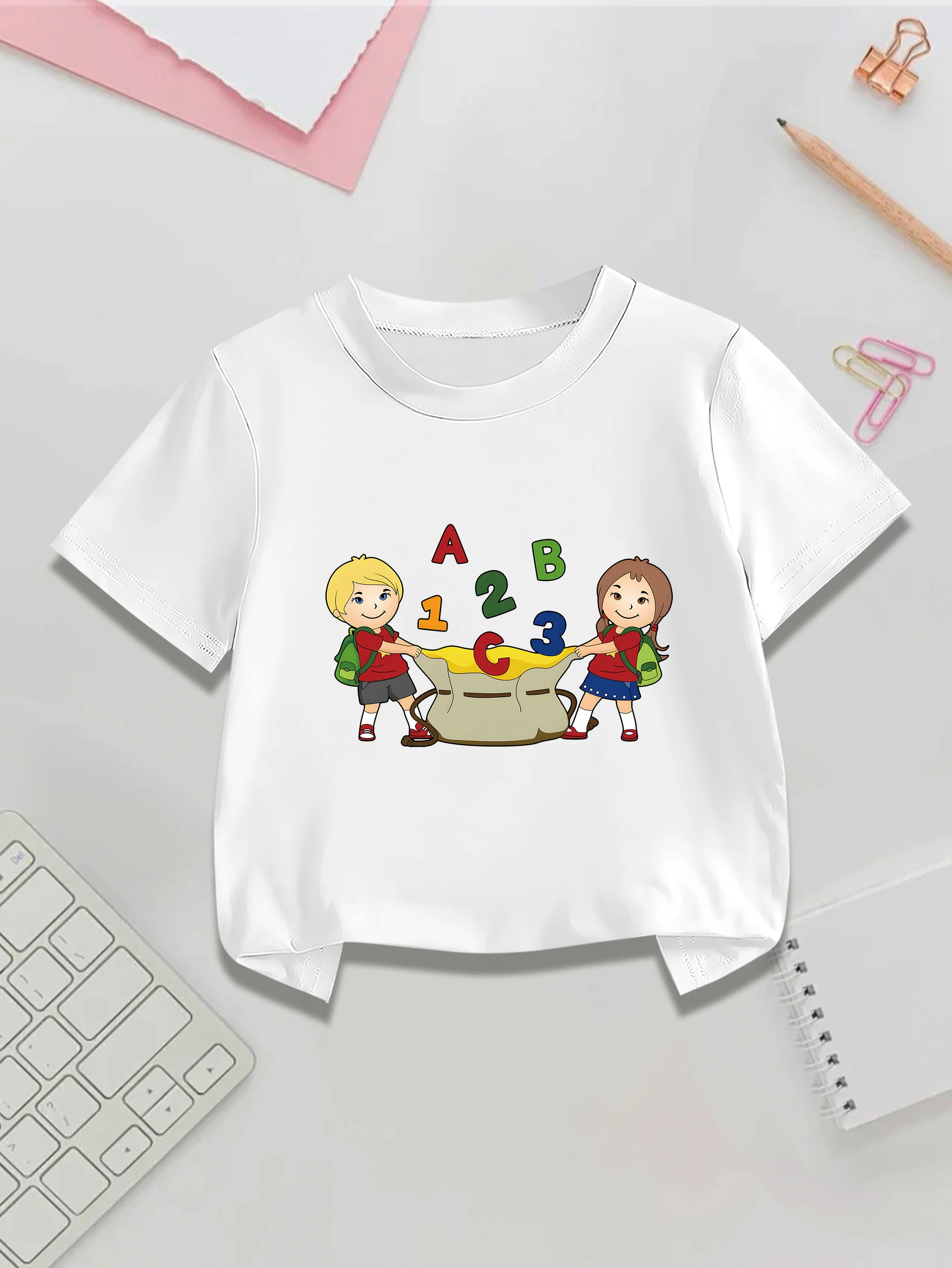 

2 шт.: Милая летняя футболка для девочек с мультяшным принтом «Снова в школу», с рисунками букв и цифр