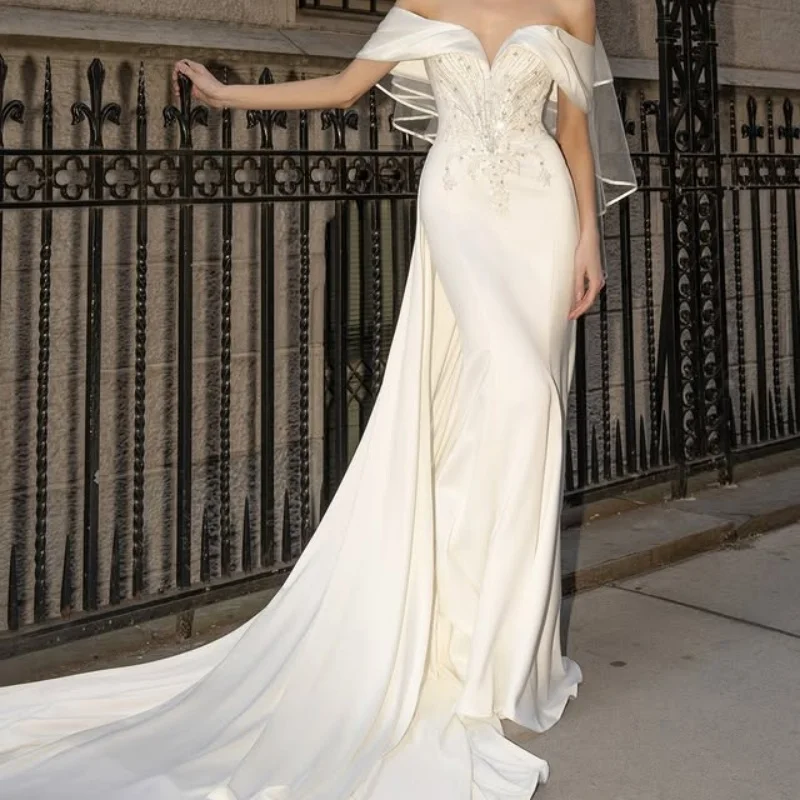 ที่กําหนดเองไอวอรี่สีขาวสายรัดปาเก็ตตี้ลูกไม้A Ppliquesชุดแต่งงานA-Lineคริสตัลซาตินชุดเจ้าสาวทําเองชุด