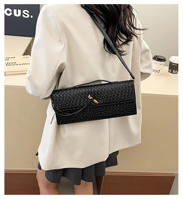 2025 Nieuwe geweven tas Enkele schouder Niche High-end horizontale draagbare dinertas Veelzijdige temperament Messenger Bag