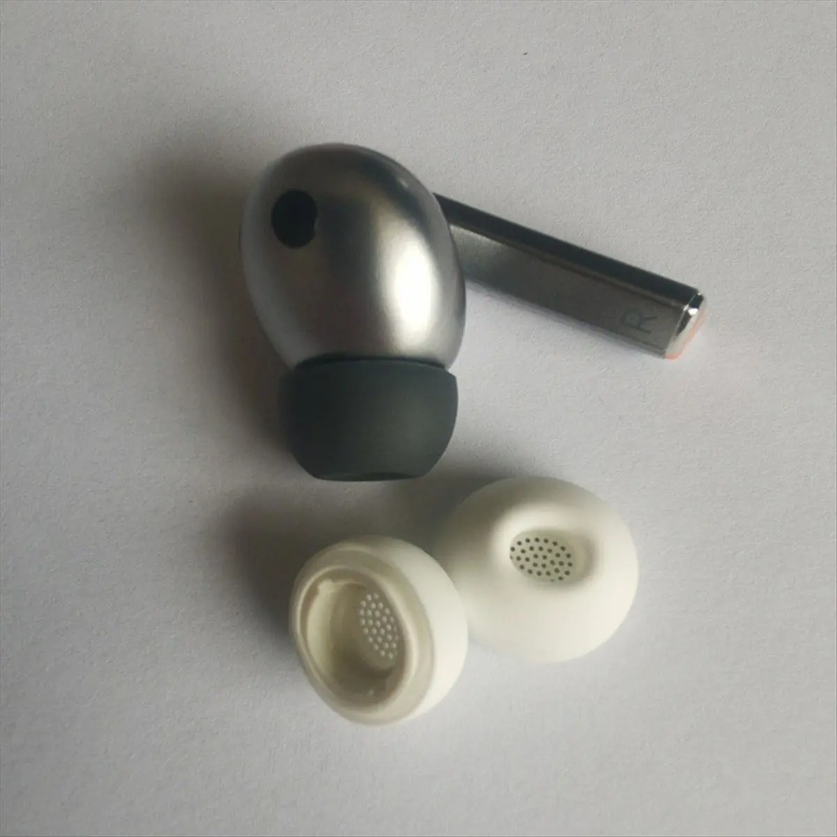 [A75T] Silicone Ear Tips Kit for Samsung Buds 3Pro - Enhanced Sound Isolation, Secure Fit, Comfort Replacement Eartips White