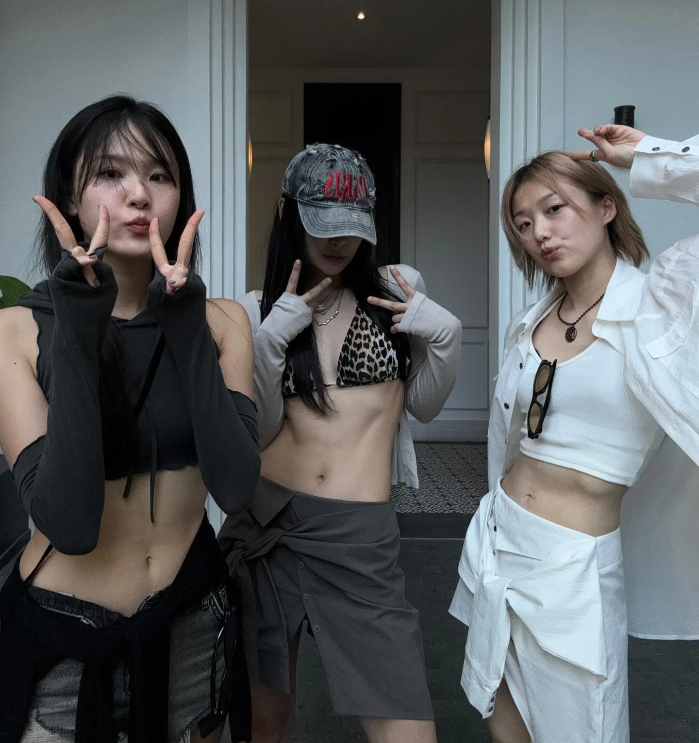 เสื้อครอปท็อปทรงเอแบบไม่สมมาตรและกระโปรง ดีไซน์ใส่ได้สองแบบ พร้อมสายรัดกระดุม สไตล์สาวเซ็กซี่แบบเกาหลี ผ้าคอตตอนผสม