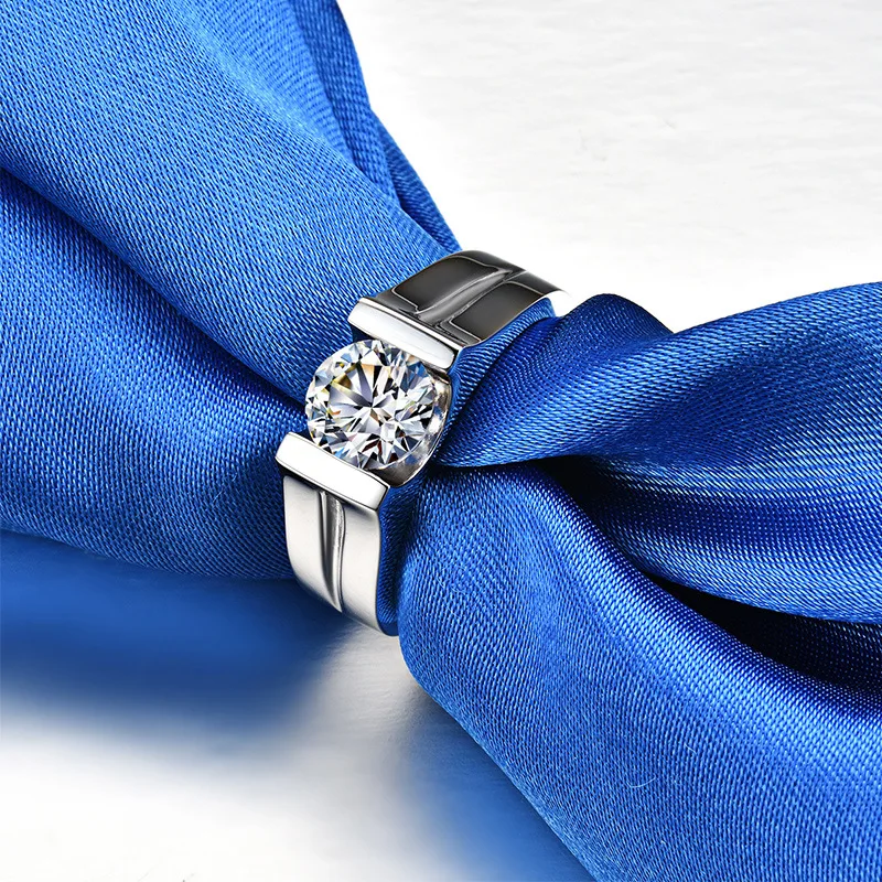 

PT950Platinum European and American style diamond-set ring. Diamond-inlaid ring, trendy jewelry accessory.