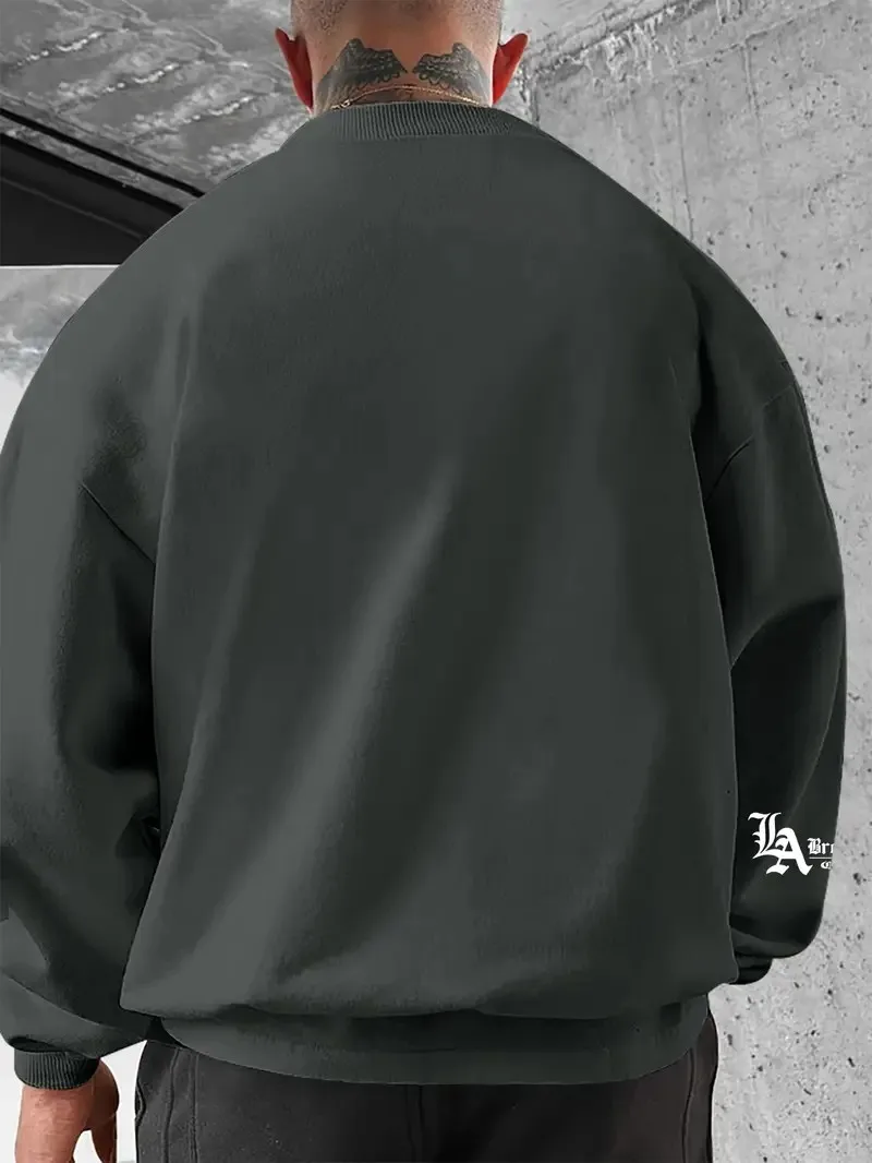 يتميز القميص الرجالي الجديد برقبة دائرية لربيع وخريف 2025 بطباعة كاجوال عصرية ومريحة ثلاثية الأبعاد