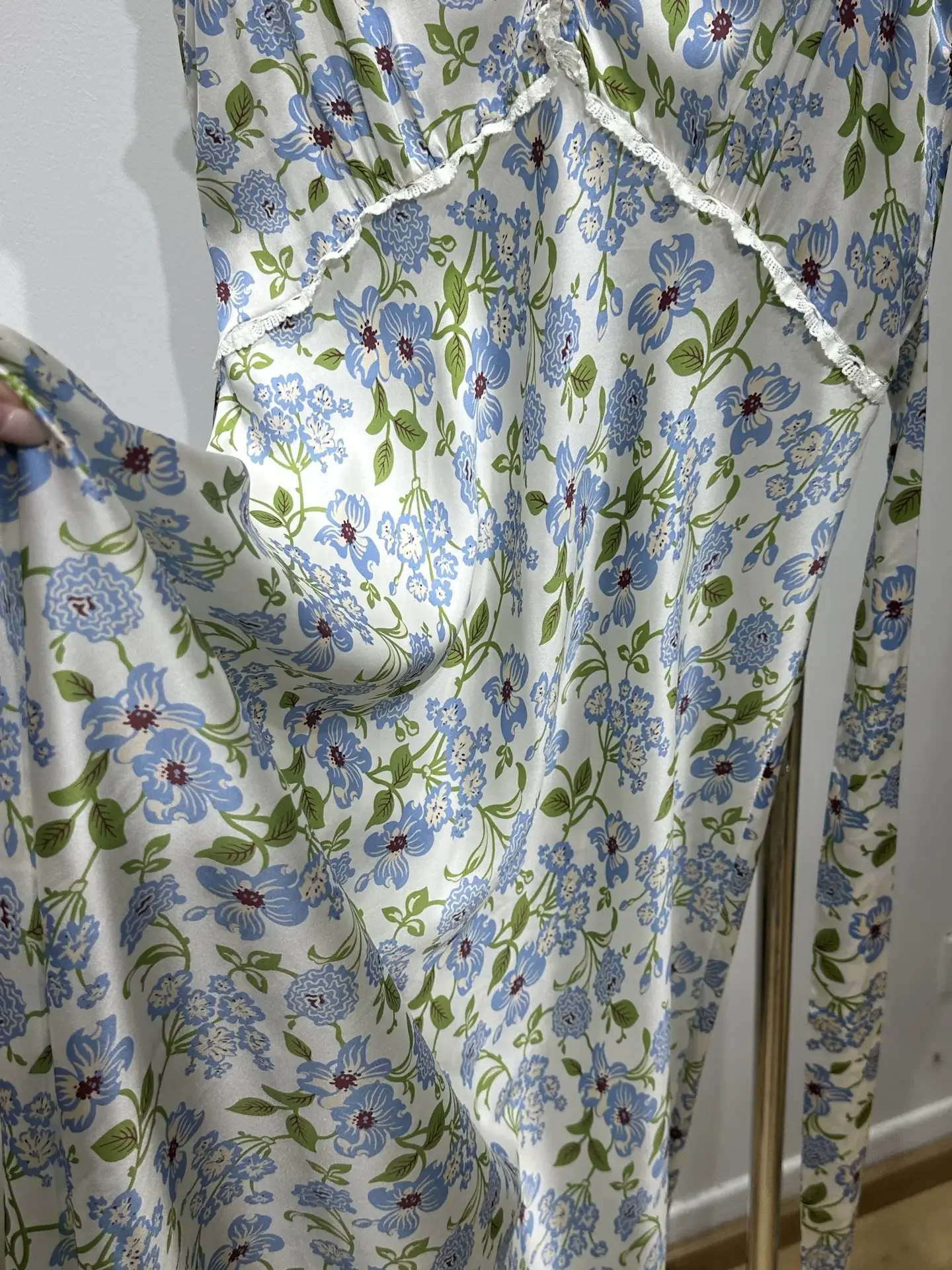 فستان ميدي عميق V 2025 تصميم جديد أخضر مطبوع عليه زهور وكشكشة مكشكشة بدون أكمام #6