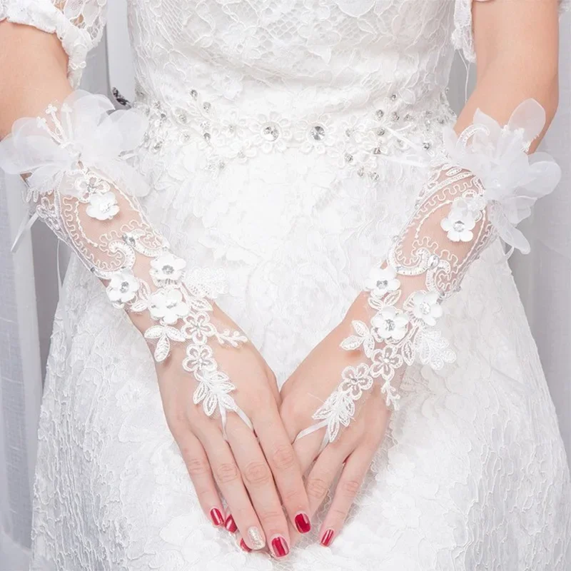 Lussuosi guanti da sposa senza dita con strass, fiori e perle