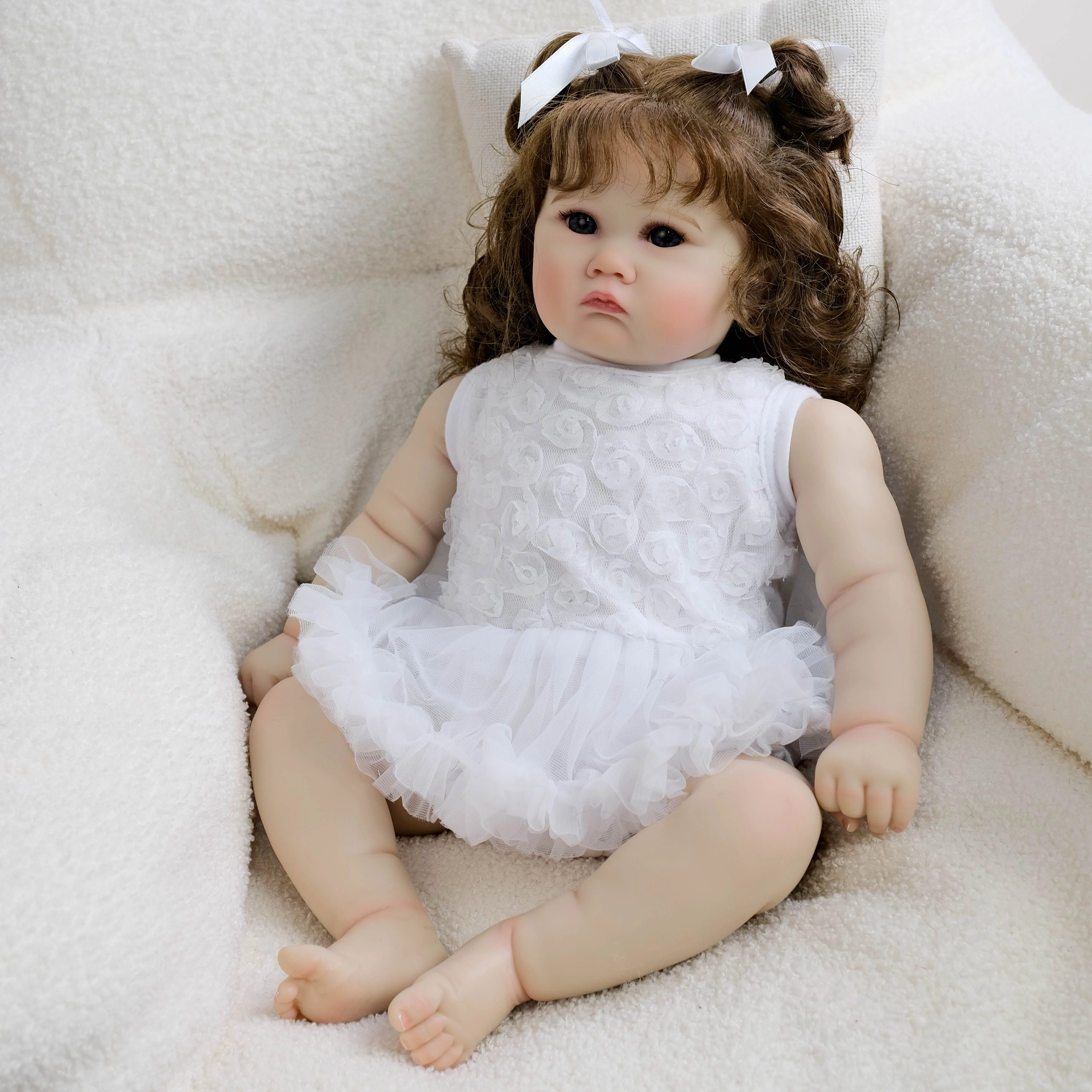 

Реалистичная 20-дюймовая реалистичная кукла реборн, 1 шт., с 3D-окрашенной кожей и мягкими виниловыми конечностями - белое платье для девочки