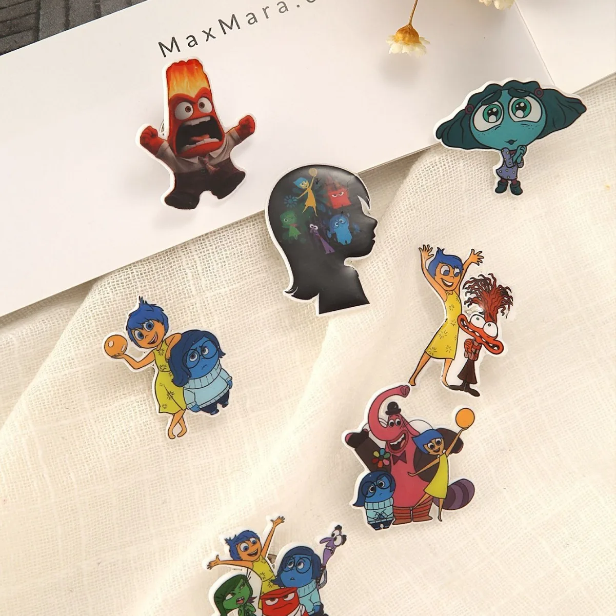 

Inside Out 2 Brooch Anime Pins Sadness Anger Joy Kawaii Kids School Bag Clothing Decoration Children Cosplay Badge Toys