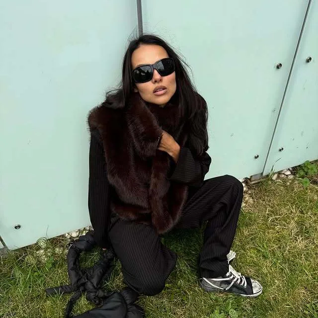 

Winter Elegant Metal Zipper Stand Collar Sleeveless Jacket Women's Faux Fur Vest Top Fashion High Collar Plush Coat