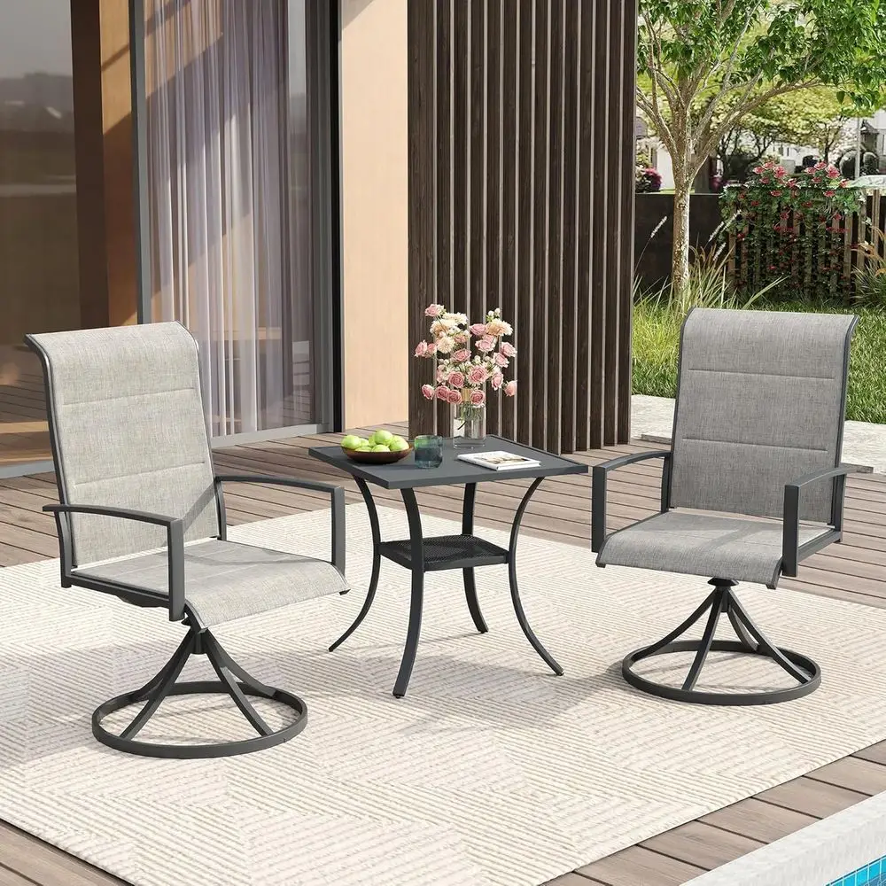 

Компактный комплект мебели для патио с поворотными стульями или вариантом для обеденной зоны, устойчивым к непогоде, с серой столешницей под дерево и тканевой обивкой.