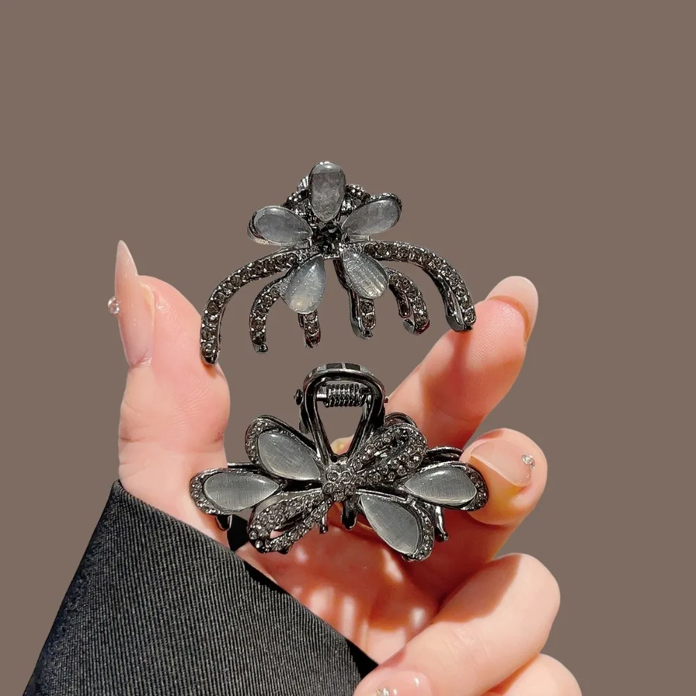 

Черные цветочные когти для волос Матовые блестящие матовые лепестки Гладкие идеальные вечеринки Ежедневные прически Стильный изысканный аксессуар