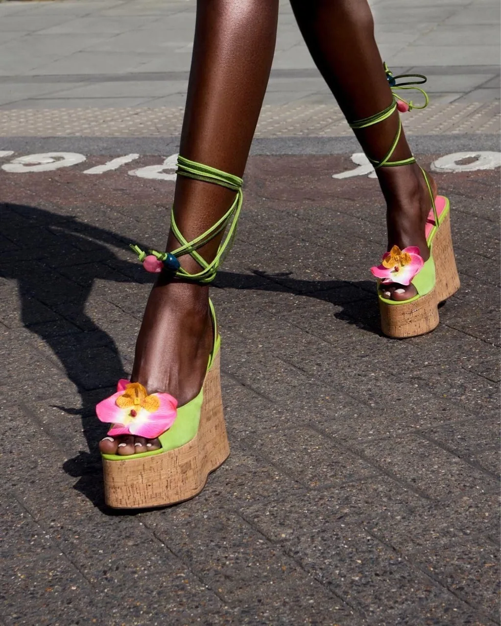 Сандалии на танкетке со шнуровкой и цветком на платформе под дерево. Летняя уличная одежда. Классические универсальные зеленые модные женские туфли на высоком каблуке.