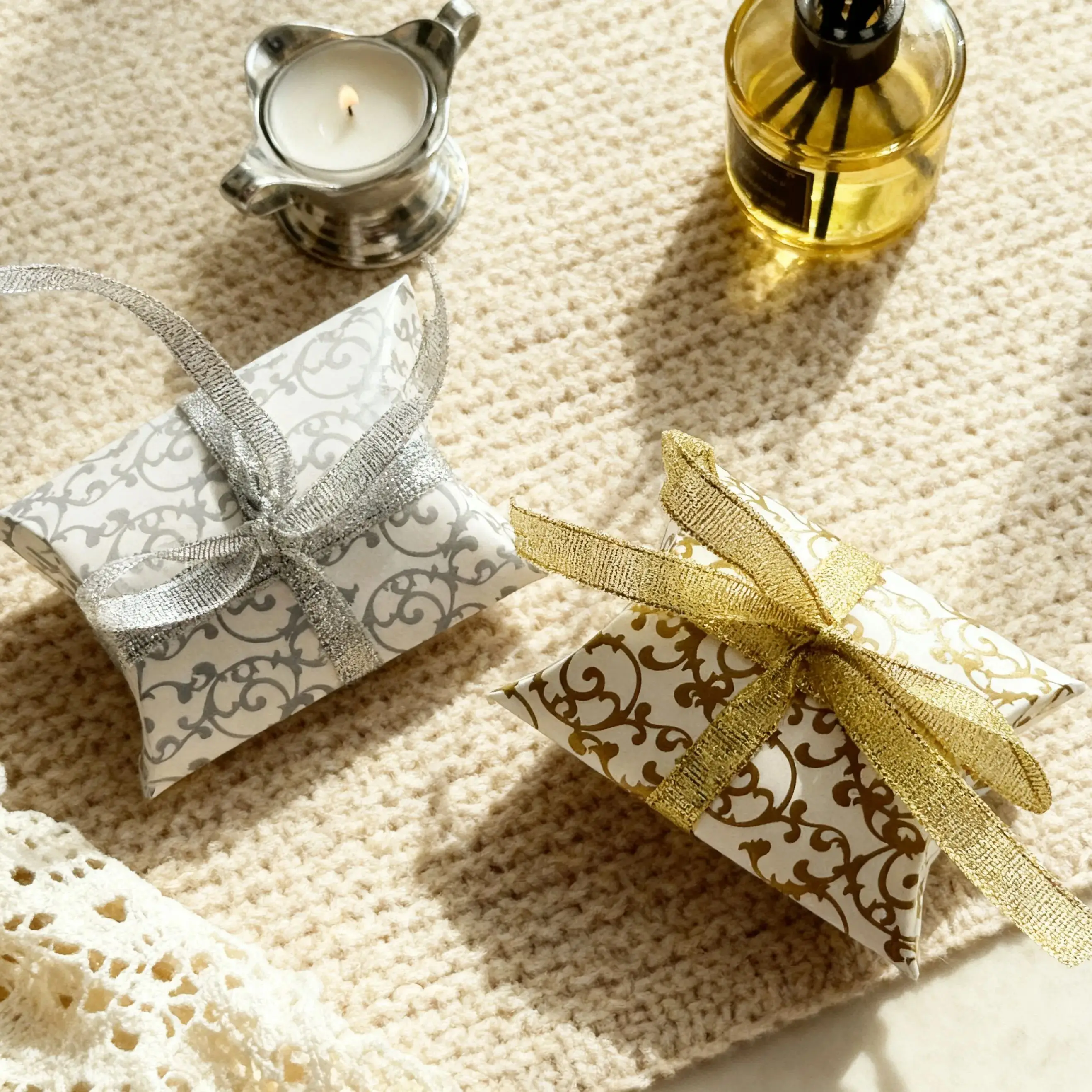 

10Pcs/Lot Gold Silver Pillow Shape Elegant Chocolate Gift Packaging with Ribbon,Luxury Wedding Favor Boxes for Wedding Favor