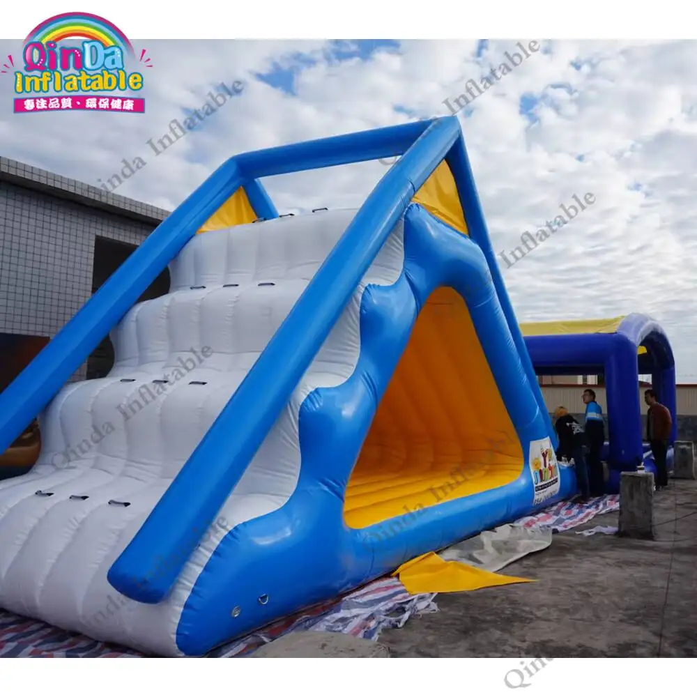 Beliebte aufblasbare Wasserrutsche, riesige aufblasbare Dreieck-Wasserrutsche für den Sommer am Meer zum Spaßhaben